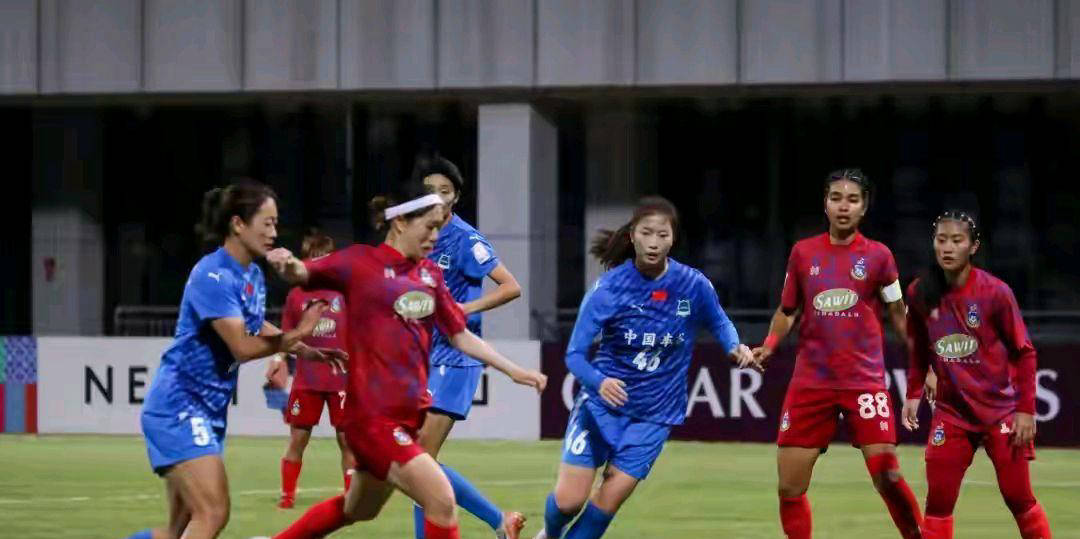 女足赛事竞争激烈，赛场火爆